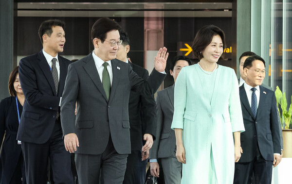 ▲ 싱가포르 국빈 방문 일정을 마친 이재명 대통령과 김혜경 여사가 3일(현지 시간) 필리핀 국빈 방문을 위해 창이 국제공항에서 출국하며 공항 직원들에게 인사하고 있다. /뉴시스