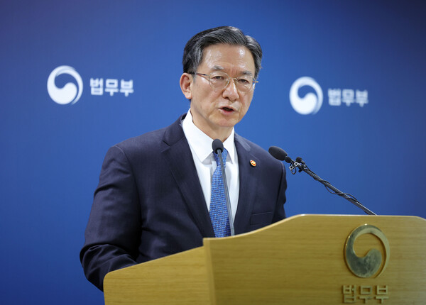 ▲ 정성호 법무부 장관이 3일 오후 경기도 과천시 정부과천청사 법무부 브리핑실에서 2030 이민정책 미래전략을 발표하고 있다. /뉴시스