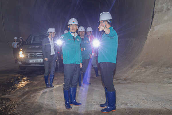 ▲ 신월빗물저류배수시설에서 풍수해 대비 현장점검 중인 이기재 양천구청장.