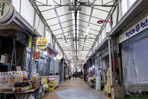 ▲ 마포구 아현시장 아케이드 1차 보수 공사를 마친 모습.