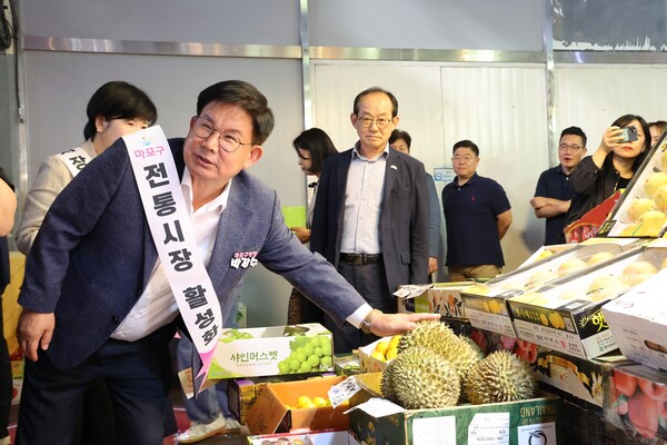 ▲ 박강수 마포구청장이 추석을 맞아 마포농수산물시장을 방문했다.