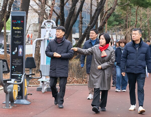 ▲ 새 학기 맞아 통학로 현장 확인하는 이수희 강동구청장.