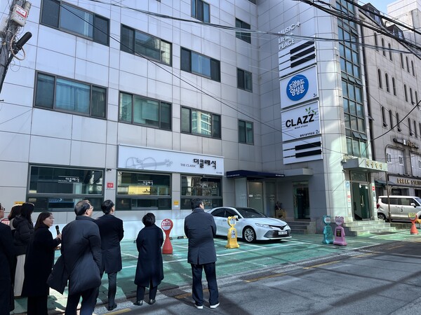 ▲ 지난 2월 23일 ‘서리풀 악기거리 간판개선사업’에 대해 현장점검을 실시하고 있다.