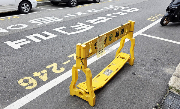 ▲ 수원도시공사가 오는 9일부터 13일까지 4개구 11개 동에 대한 거주자우선주차구역 불법 적치물 단속에 벌인다. 사진은 거주자우선주차구역 내 불법 적치물 모습. (사진=수원도시공사 제공)