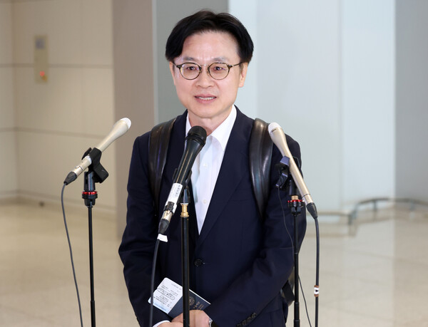 ▲ 김정관 산업통상자원부 장관이 인천국제공항 제2여객터미널을 통해 미국을 출국하기 전 취재진 질문에 답변하고 있다. /뉴시스