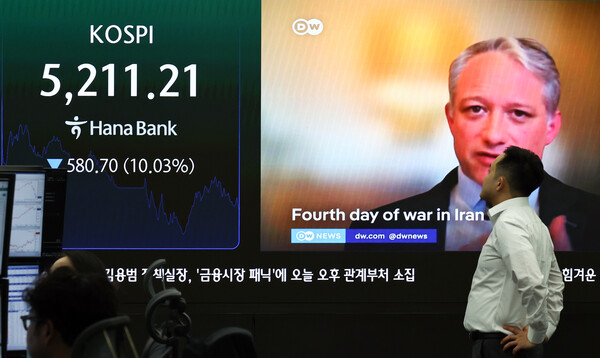 ▲ 이란 사태 여파로 코스피가 장중 10% 넘는 하락률을 기록한 4일 서울 중구 하나은행 딜링룸에 코스피 시세가 보이고 있다. /뉴시스