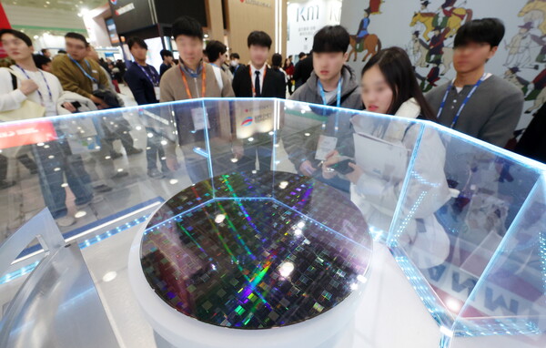 ▲ 서울 강남구 코엑스에서 열린 세미콘 코리아 2026를 찾은 관람객들이 반도체 웨이퍼를 살펴보고 있다. /뉴시스