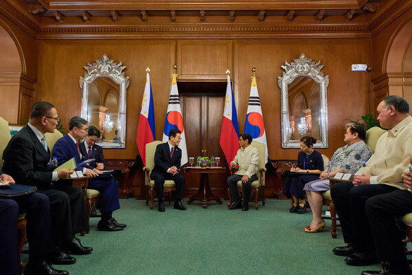 ▲ 필리핀을 국빈 방문 중인 이재명 대통령이 마닐라 말라카냥궁에서 페르디난드 로무알데즈 마르코스 주니어 대통령과 한-필리핀 소인수 정상회담을 하고 있다. /뉴시스
